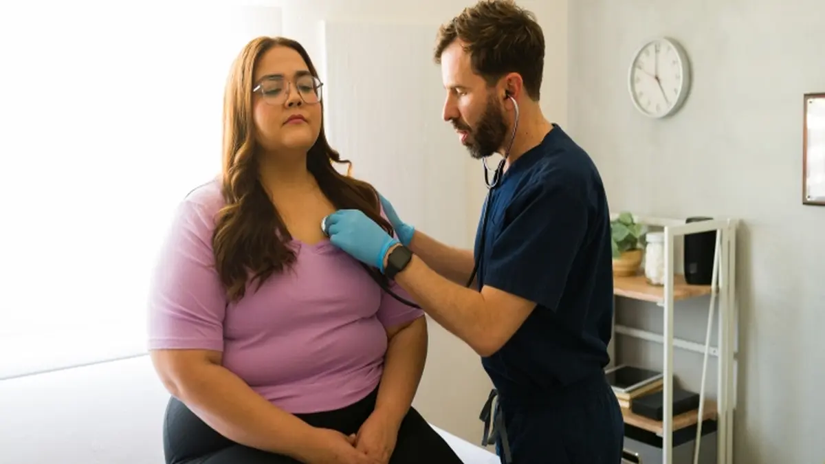 Arzt der Frau abhört