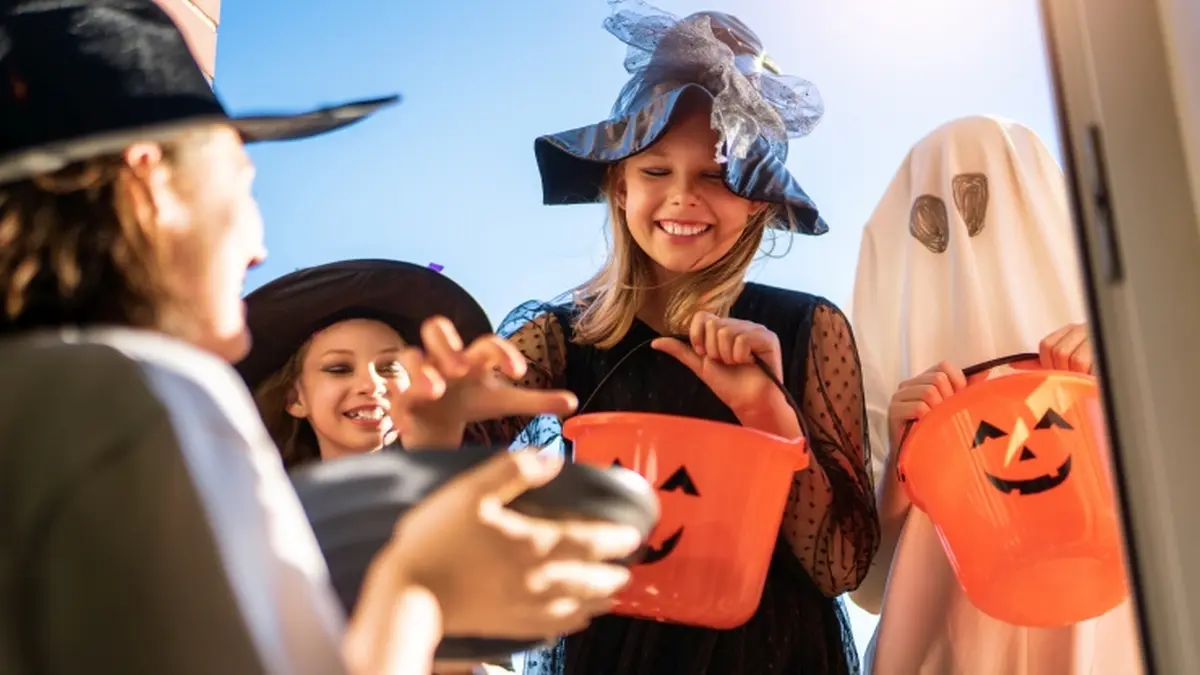 Kinder die an Halloween Süßes oder Saures Spielen