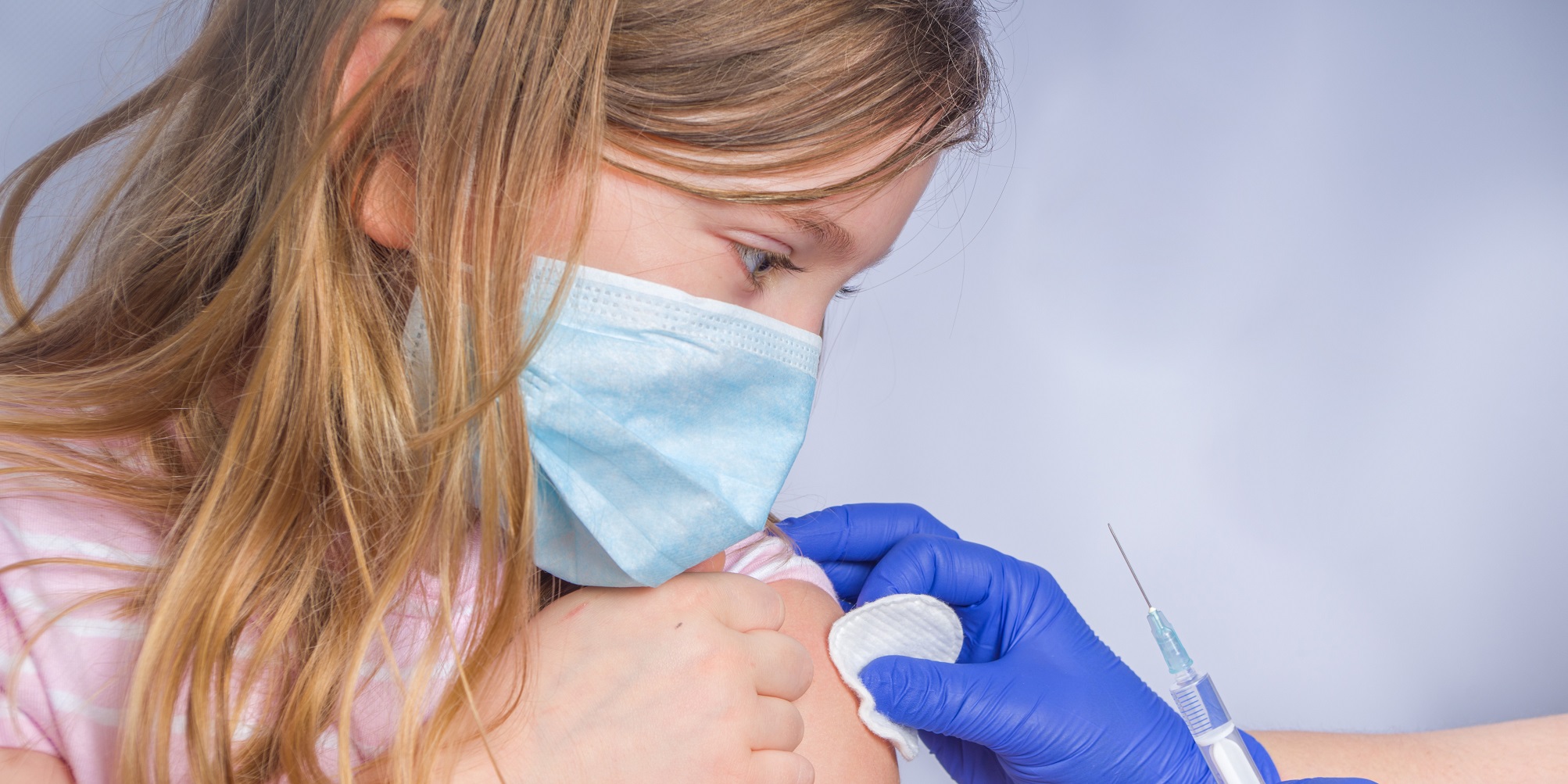Mädchen erhält COVID-19-Impfung