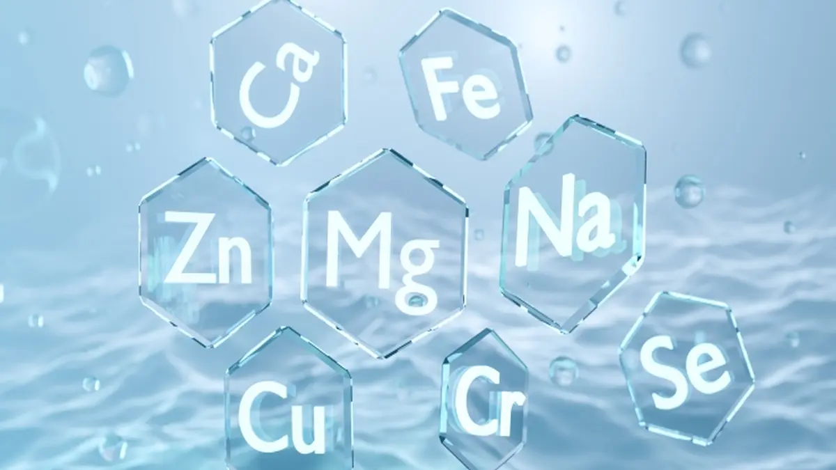Symbolbild, 3D-Abbildung von verschiedenen Vitaminen und Mineralstoffen vor blauem Hintergrund