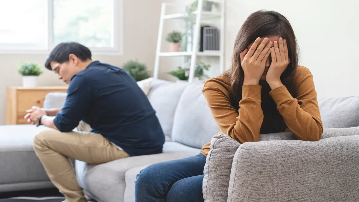 Paar, das sich voneinander abwendet