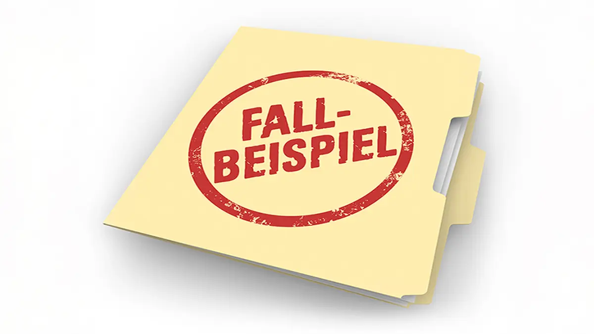 Das Bild zeigt eine beige Akte mit rotem Kreisstempel „Fallbeispiel“, leicht schräg liegend auf weißem Hintergrund, Symbol für dokumentierten Fall.