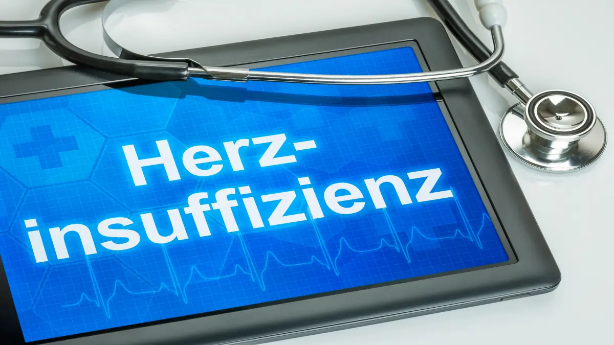 Tablet mit dem Text Herzinsuffizienz auf dem Display.