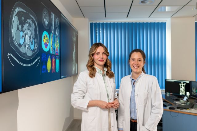 Dr. med Lisa Steinhelfer und Assistenzaerztin Friederike Jungmann forschen am Institut fuer diagnostische und interentionelle Radiologie der Technischen Universitaet Muenchen zur KI-Bildanalyse zwecks Reduzierung organschaedigender Nebenwirkungen von Strahlentherapien bei Krebserkrankungen; im Bild: ; 02.04.2024 am TUM Klinikum der Technischen niversitaet Muenchen (TUM); Foto: Astrid Eckert, TU Muenchen;