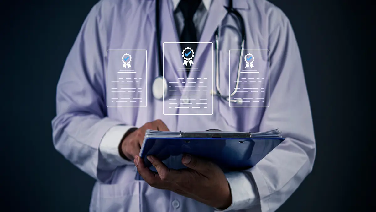 Ein Arzt mit Klemmbrett und Stethoskop – digitale Symbole von Auszeichnungen stehen für wissenschaftliche Exzellenz in der Medizin.
