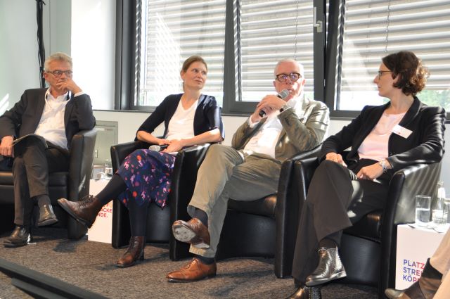 Über Primärarztmodelle und vernetzte Versorgung diskutierten in Berlin (v. l.) Prof. Josef Hecken, G-BA, Prof. Leonie Sundmacher, TUM School of Medicine and Health, Dr. Klaus Reinhard, BÄK sowie Petra Brakel, Knappschaft Bahn-See; ©Runkel