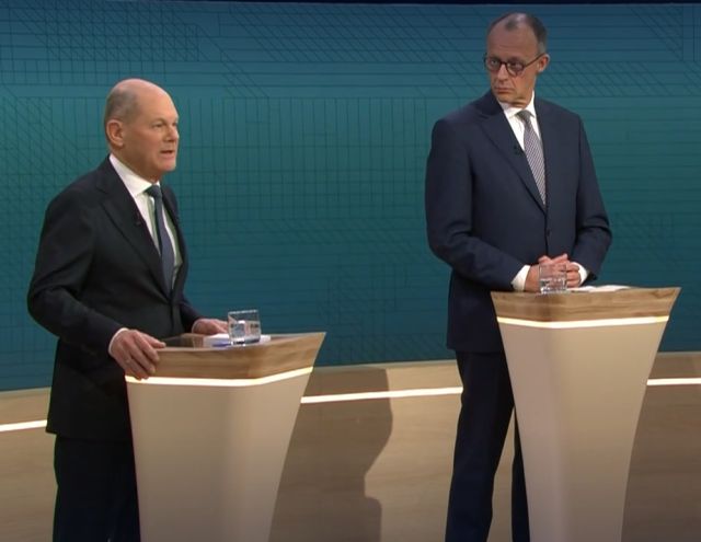 Einen ausgeglichenen Schlagabtausch lieferten sich Kanzler Olaf Scholz (l.) und Herausforderer Friedrich Merz. (Quelle: ARD/ZDF)