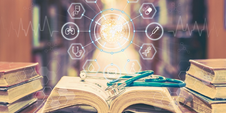 Stethoskop und altes Buch in Bibliothek, darüber eingeblendet medizinische Icons