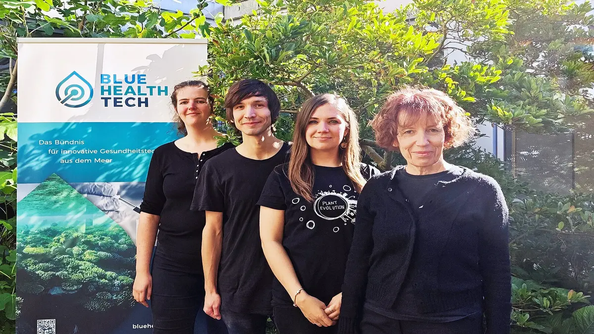Forschende des SeaGal-Projekts vor einem BlueHealthTech-Banner, das innovative Gesundheitstechnologien aus dem Meer fördert.