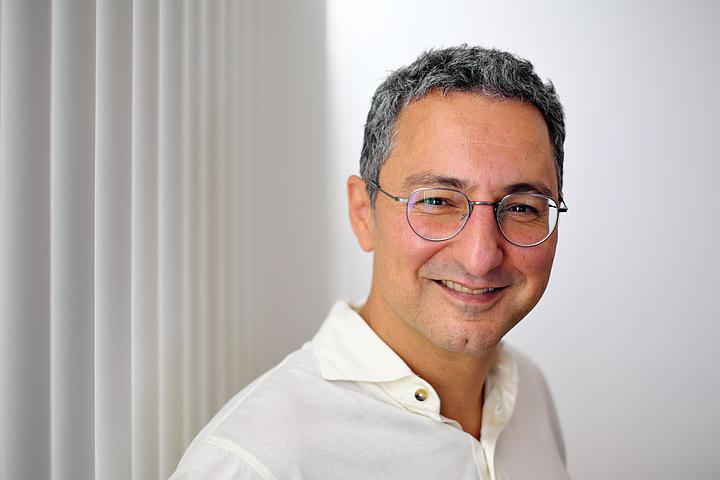 Prof. Dr. Samer Ezziddin und sein Team kombinierten Lutetium-177 und Actinium-225 für die Behandlung von metastasiertem Prostatakarzinom (© Universität des Saarlandes/Thorsten Mohr)