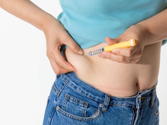 Insulininjektion in den Bauchbereich als Teil der Diabetes-Selbstbehandlung.