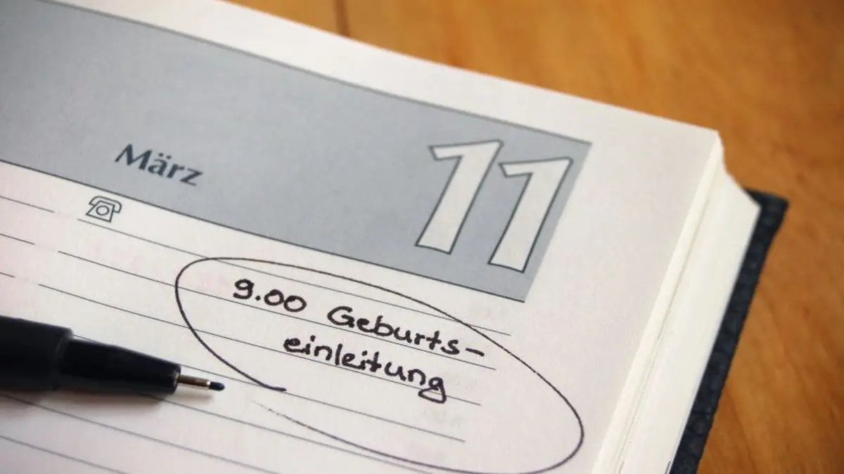 Kalendereintrag mit der Notiz „9.00 Geburtseinleitung“ am 11. März.