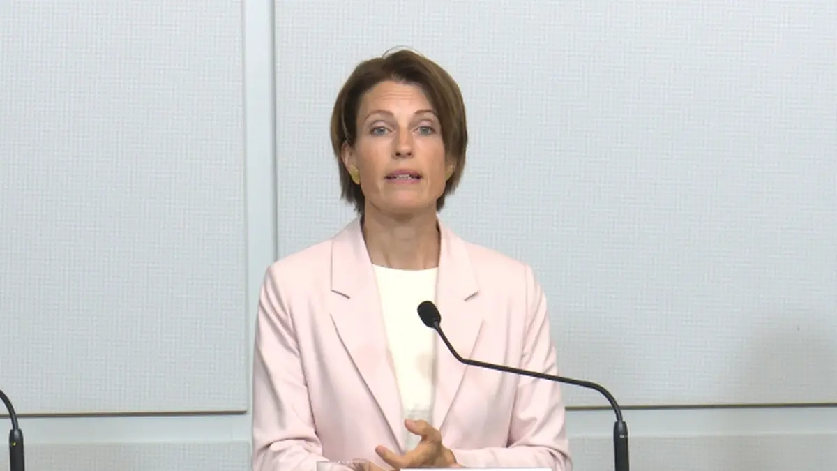 Vortragende während einer Pressekonferenz, die sich mit den Herausforderungen in der Onkologie, insbesondere langen Wartezeiten, beschäftigt.