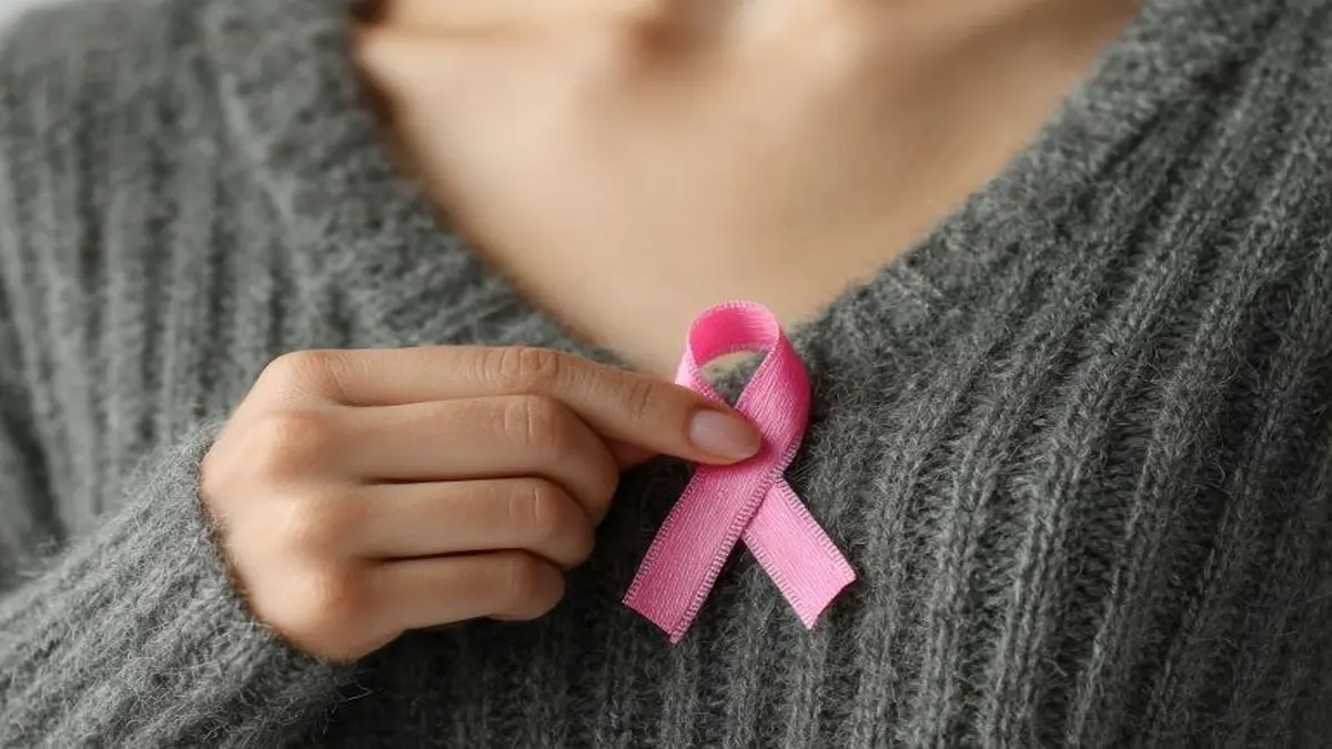 Frau die Rosa Schleife hält