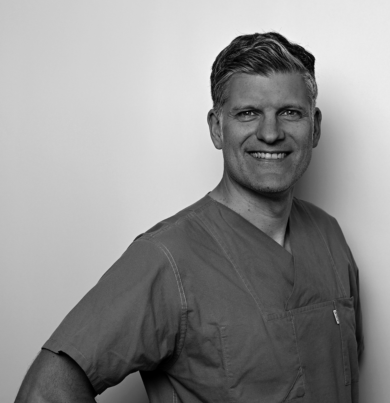 Dr. med. Dr. habil Christopher Netsch ist seit dem 1. Januar 2025 leitender Chefarzt der Klinik für Urologie an der Asklepios Klinik Barmbek. Er gilt als Experte in der Behandlung des Benignen Prostatasyndroms, insbesondere mit dem Thulium-Laser.