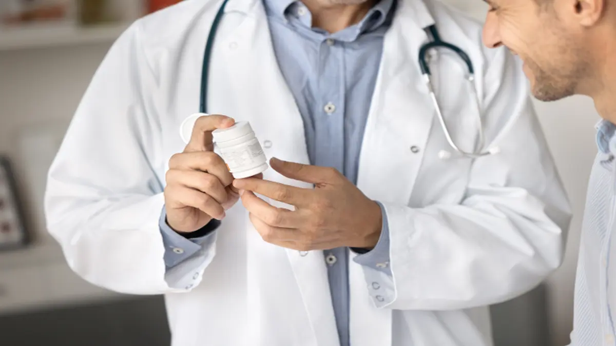 Arzt erklärt Patient ein Medikamentendosierungsschema