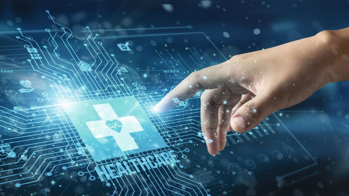 Hand berührt ein digitales Interface mit medizinischen Symbolen, Symbol für digitale Gesundheit und technologische Innovation.