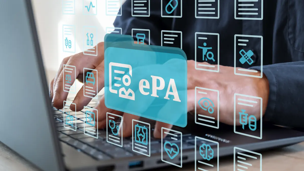 Person tippt auf Laptop-Tastatur, digitale Symbole und Schriftzug elektronische Patientenakte (ePA) eingeblendet