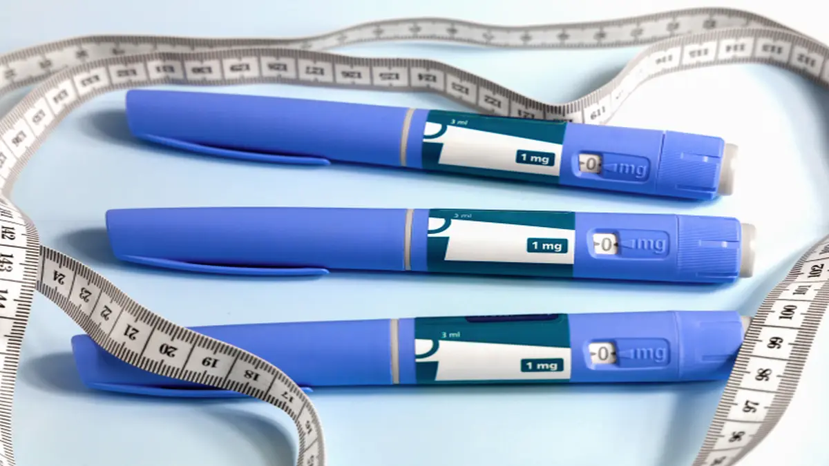 Semaglutid-Injektionspens und Maßband zur Gewichtskontrolle