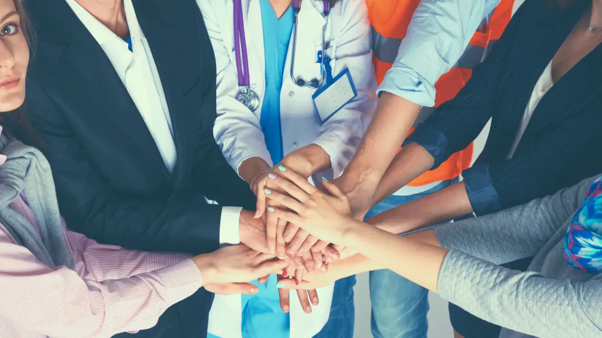 verschiedene Hände liegen übereinander