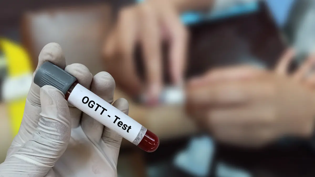 Laborröhrchen mit Blut und der Aufschrift oGTT