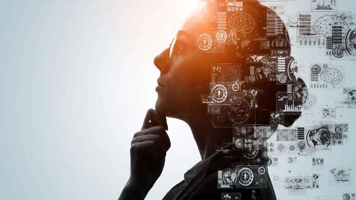 Frau mit digitalen Icons i Hintergrund ihres Kopfes.