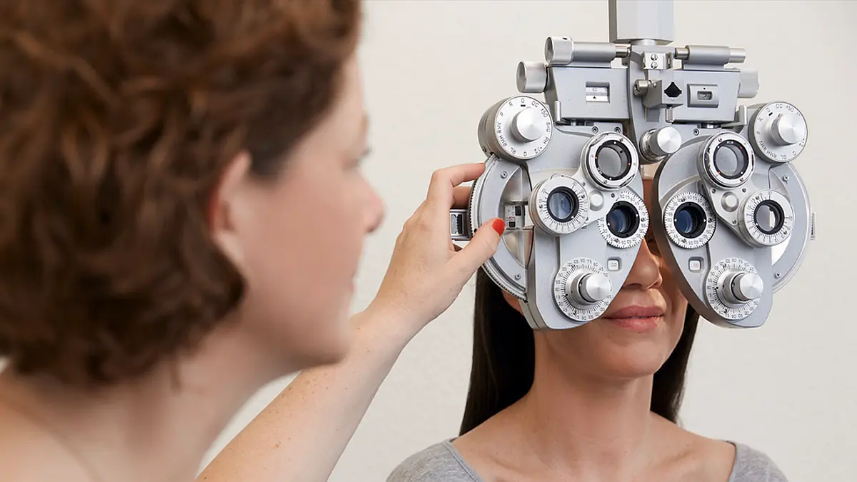 Sehtest am Gerät mit einer Optikerin und einer Kundin.